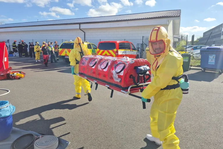 Biohazard týmy ze čtyř krajů cvičily společně zásah u pacientů s vysoce nebezpečnou nemocí
