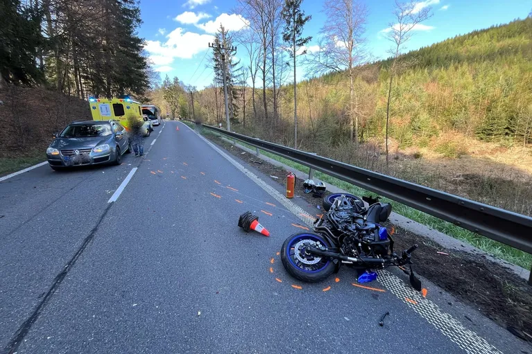 Po střetu s autem utrpěl motorkář vážná zranění