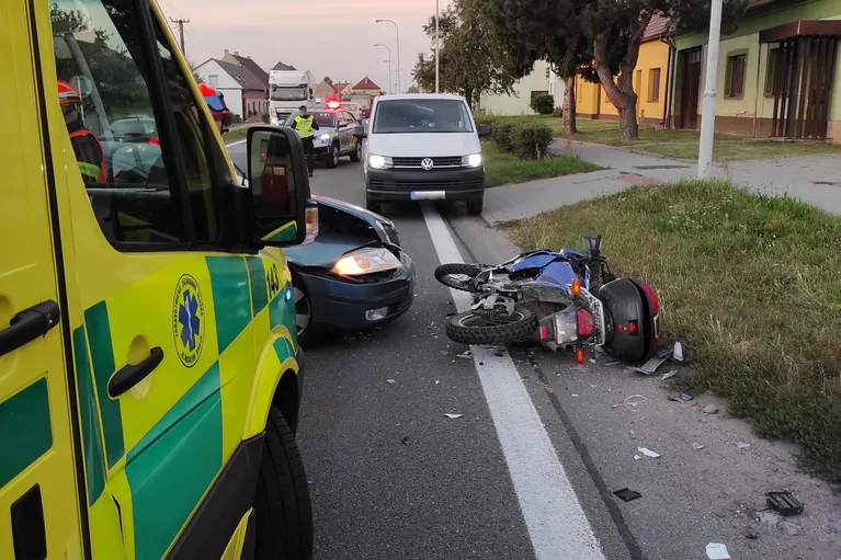 Pomoc motorkáři po dopravní nehodě ve Spytihněvi