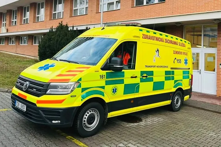 Když váha pacienta nestačí ani na kilogram: Novorozenecká sanitka ZZS Zlínského kraje má za sebou první rok v provozu