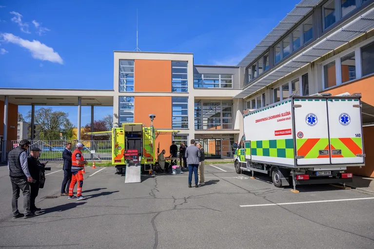 Záchranáři ZZS Zlínského kraje otevřeli brány veřejnosti: Simulátory, virtuální realita i 5G naživo