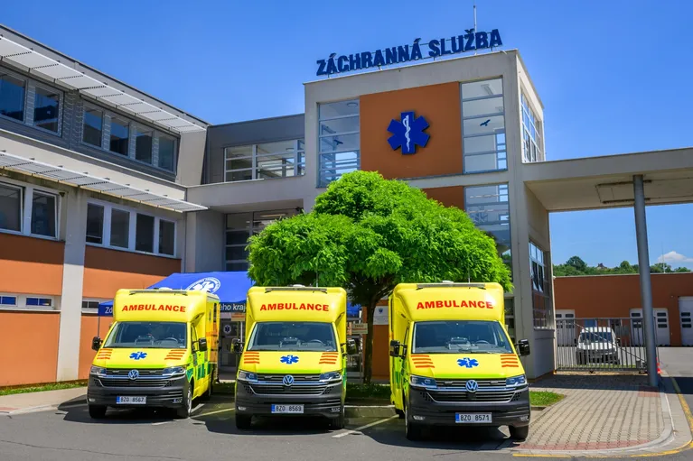 Tři nové sanitky pro záchranáře ve Zlíně, Uherském Hradišti a Kroměříži – spolehlivější výjezdy, lepší zázemí pro posádky  