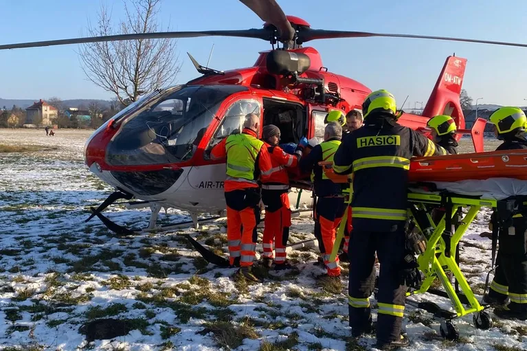 Záchrana vážně popáleného muže v Otrokovicích
